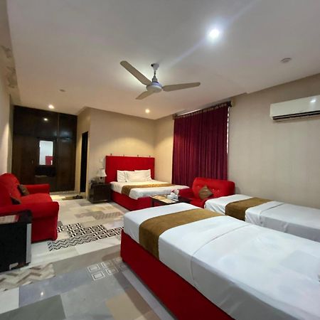 Hotel Tulip Inn, Gulberg Лахор Екстериор снимка
