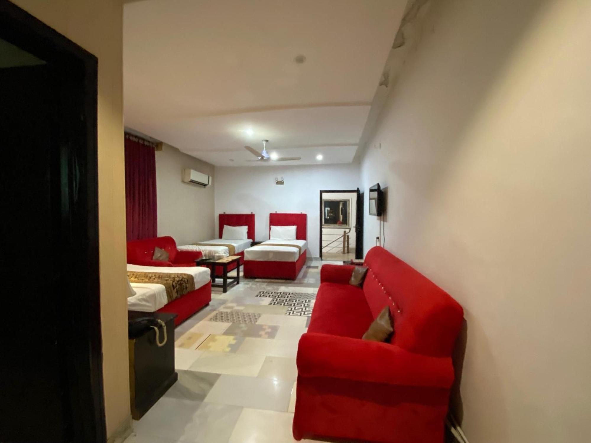 Hotel Tulip Inn, Gulberg Лахор Екстериор снимка