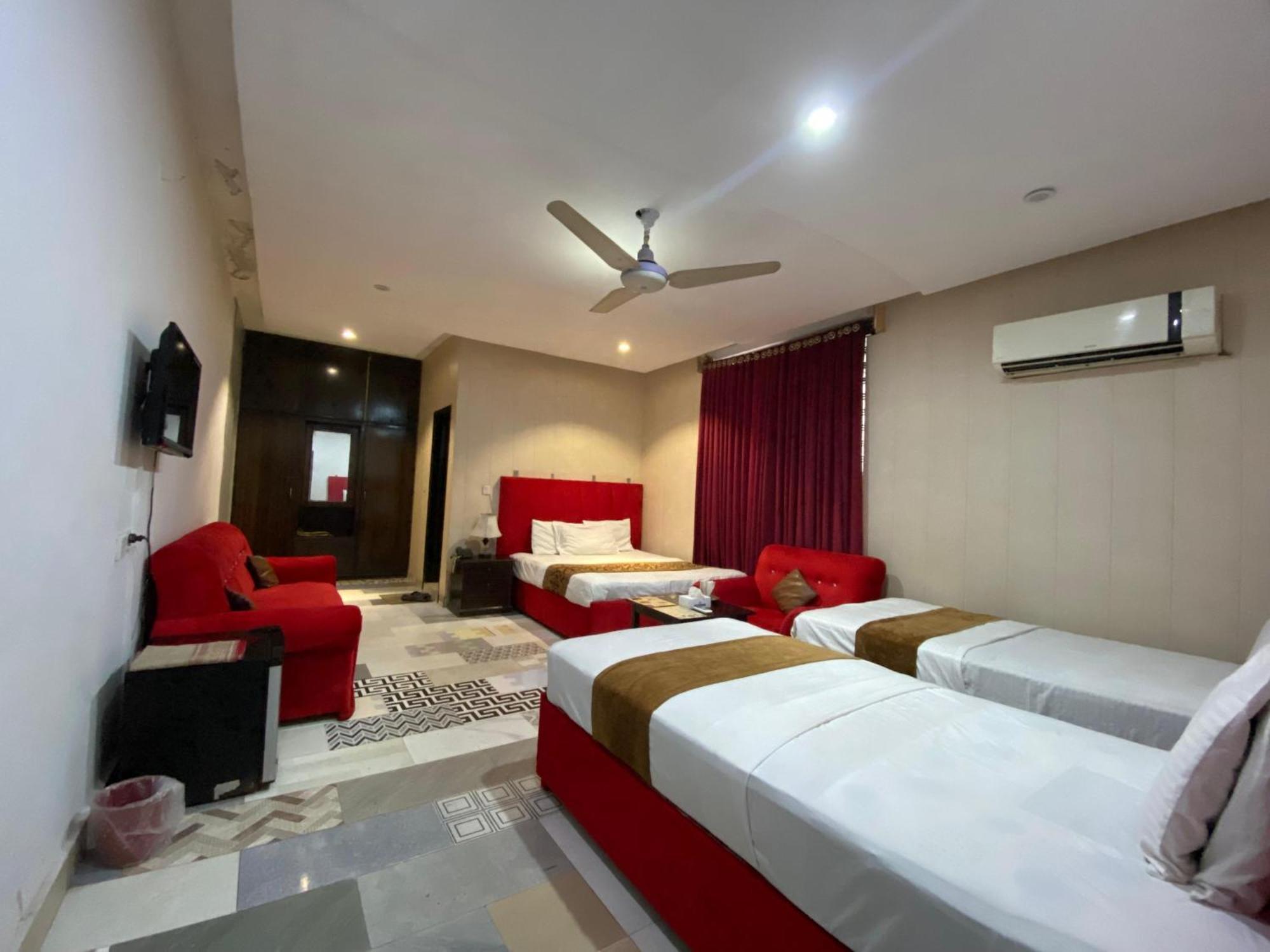 Hotel Tulip Inn, Gulberg Лахор Екстериор снимка