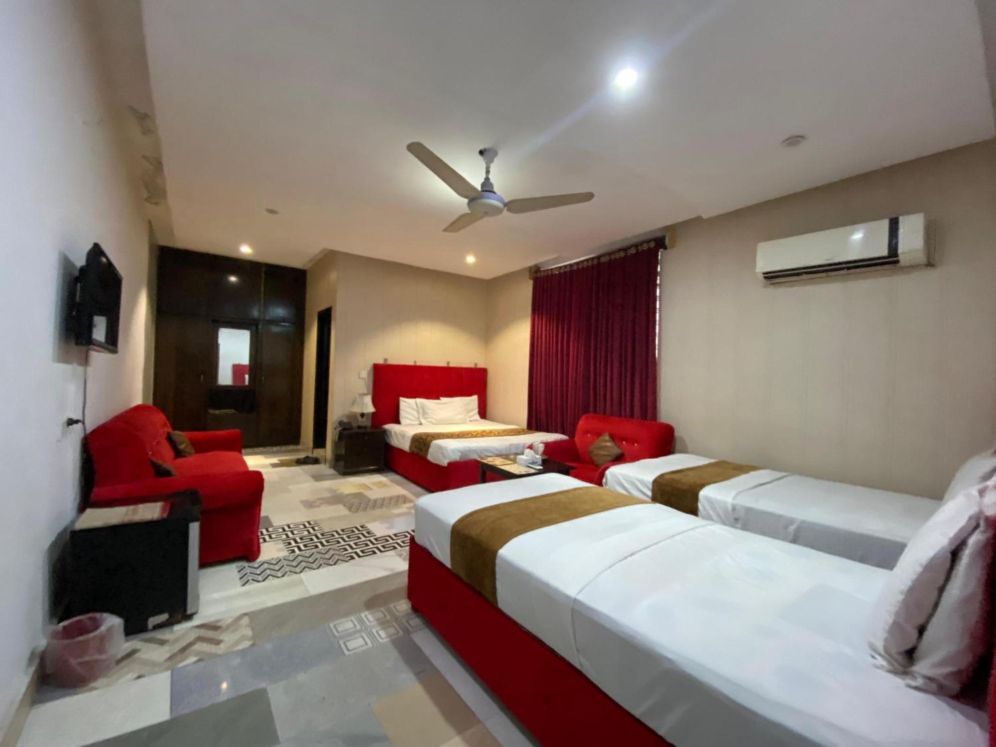 Hotel Tulip Inn, Gulberg Лахор Екстериор снимка