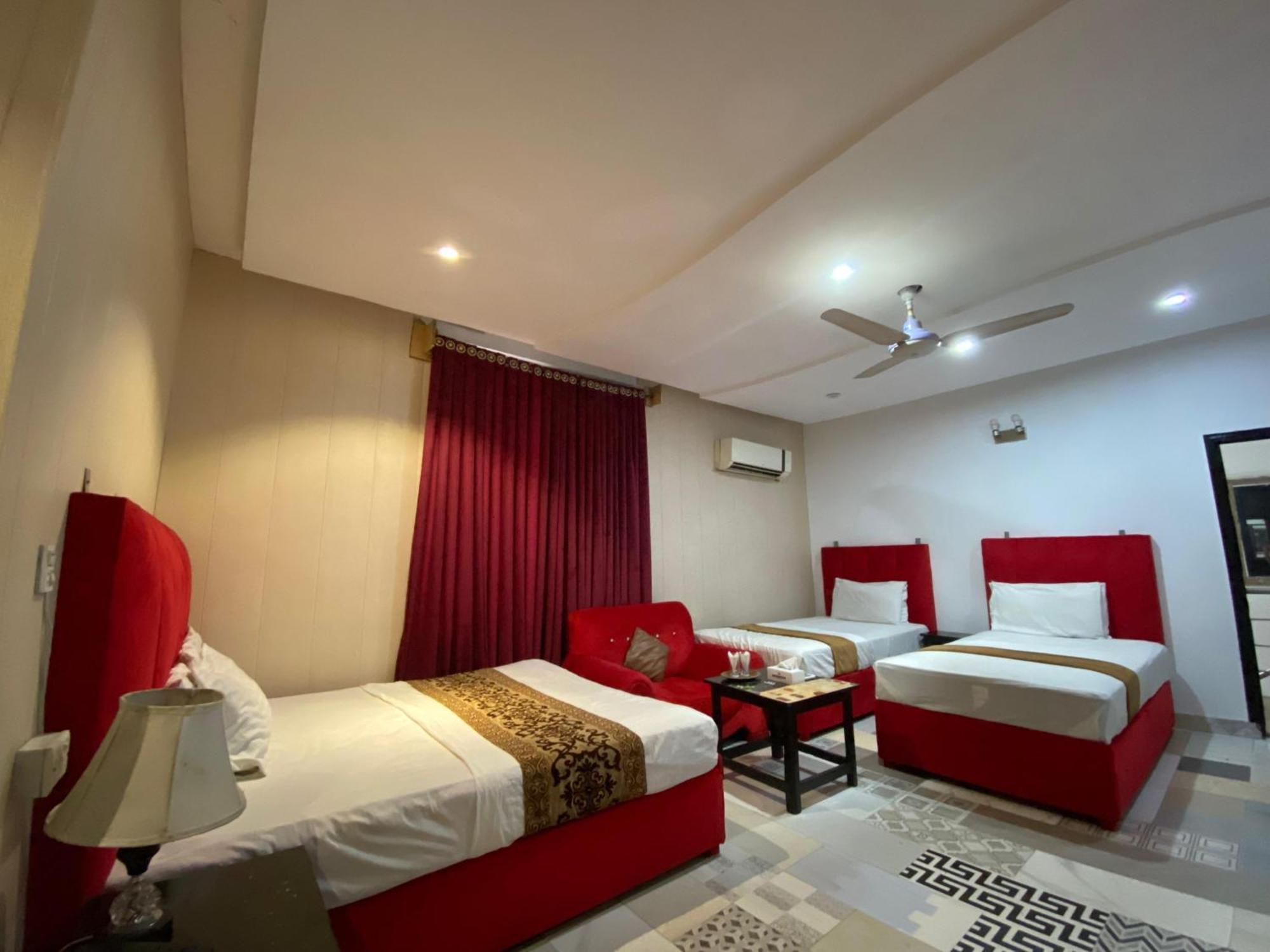 Hotel Tulip Inn, Gulberg Лахор Екстериор снимка
