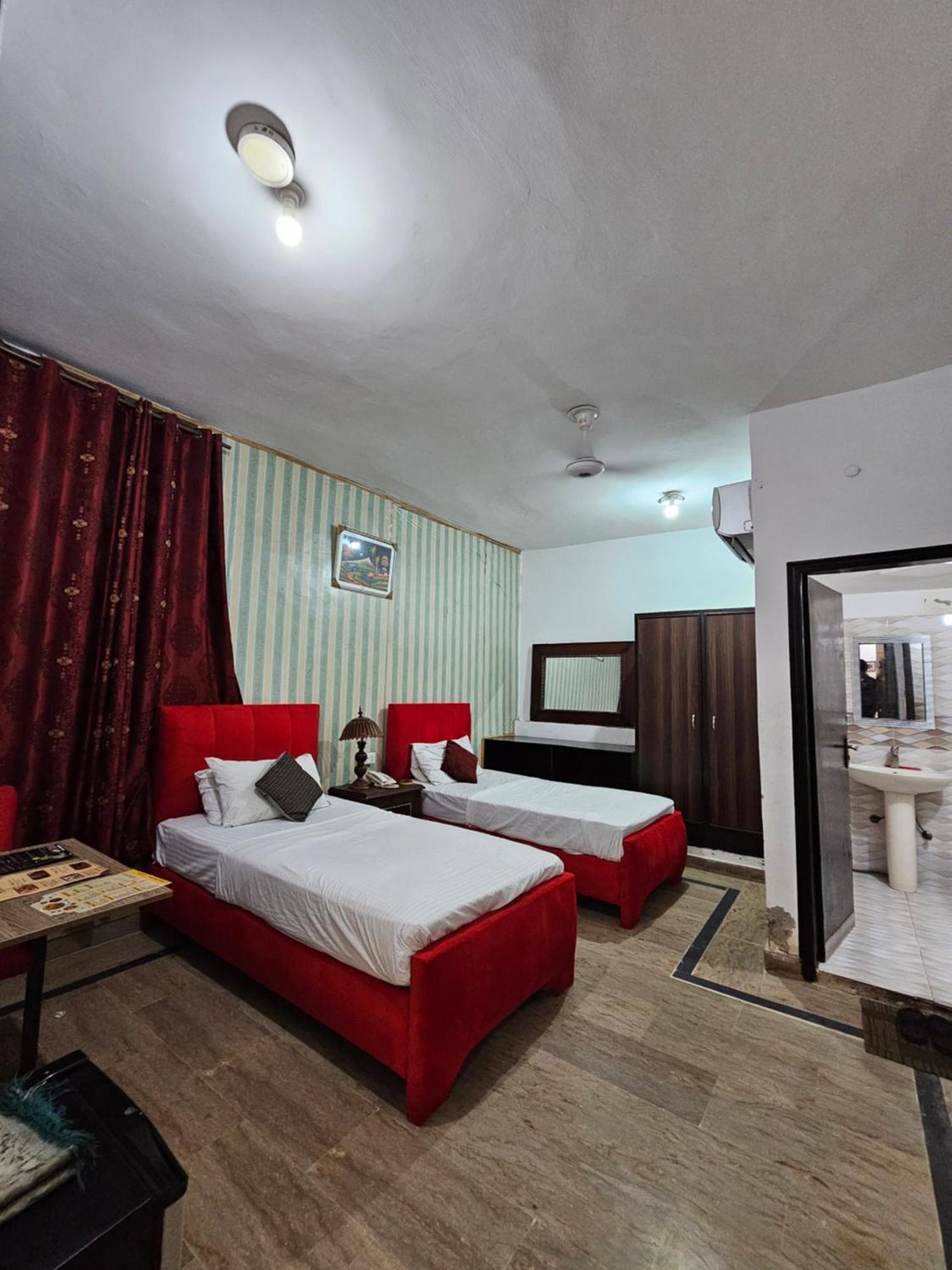 Hotel Tulip Inn, Gulberg Лахор Стая снимка