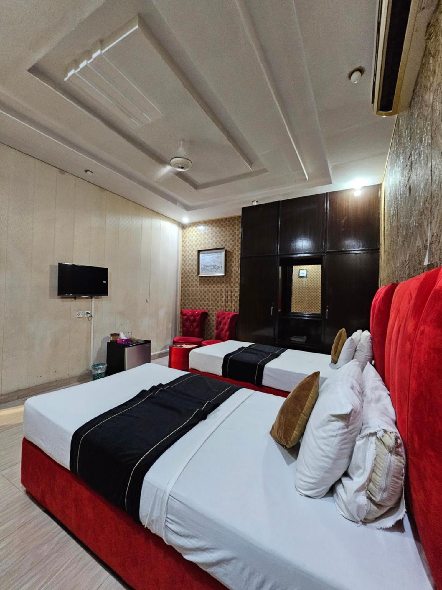 Hotel Tulip Inn, Gulberg Лахор Екстериор снимка