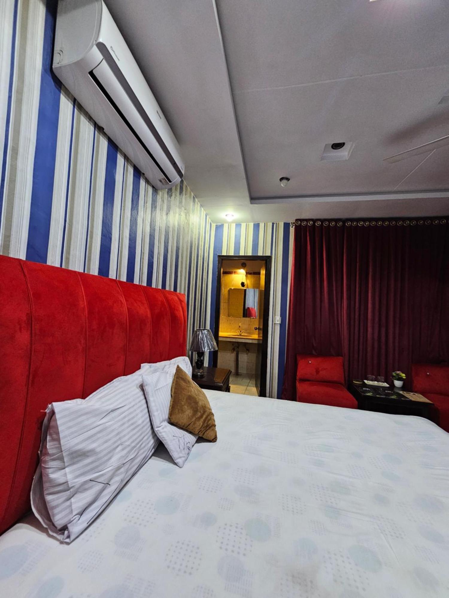 Hotel Tulip Inn, Gulberg Лахор Екстериор снимка