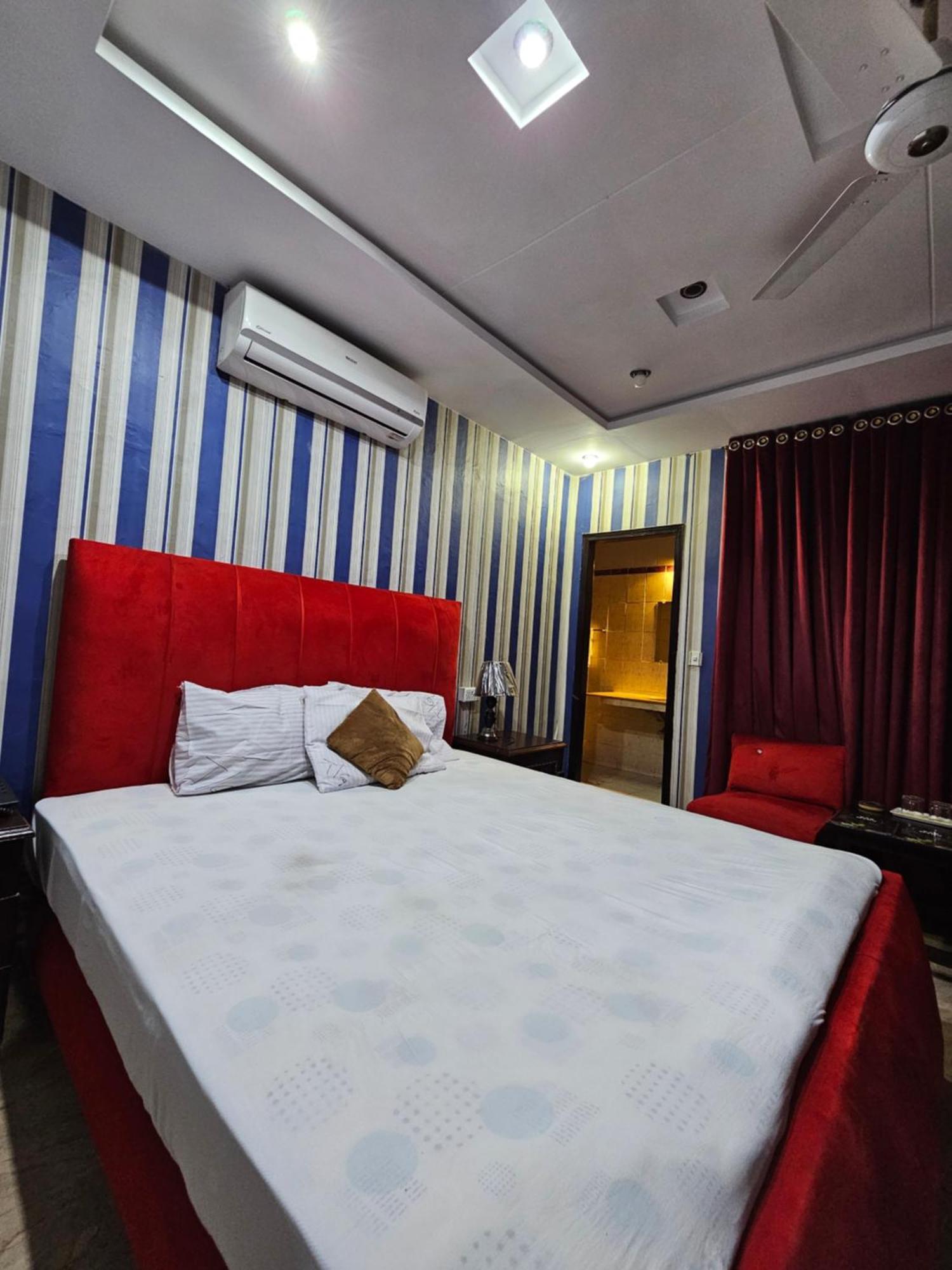 Hotel Tulip Inn, Gulberg Лахор Екстериор снимка