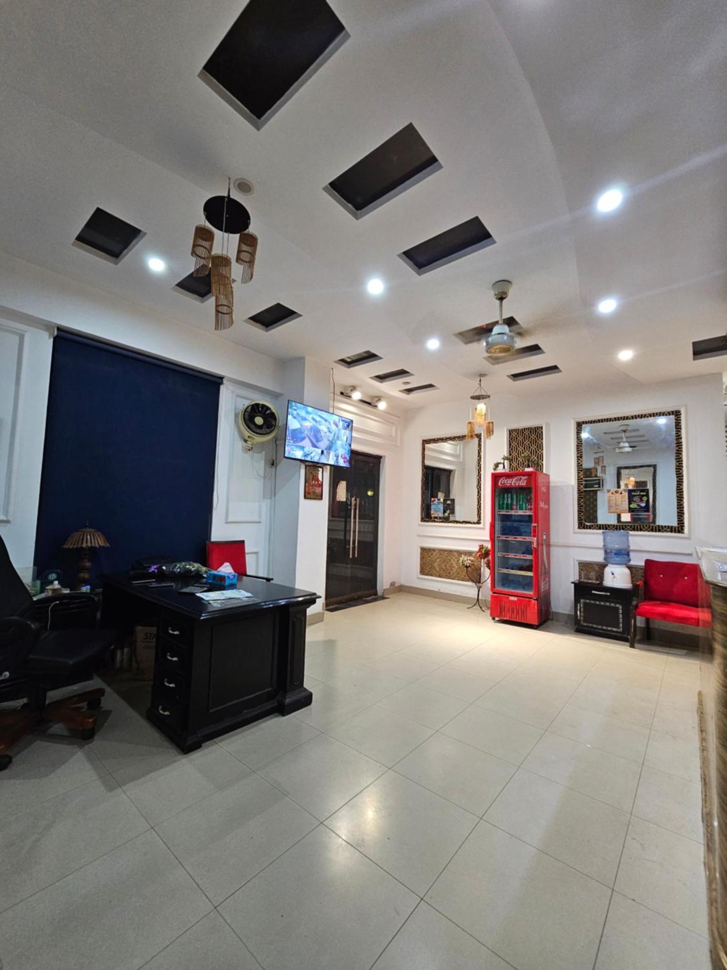 Hotel Tulip Inn, Gulberg Лахор Екстериор снимка