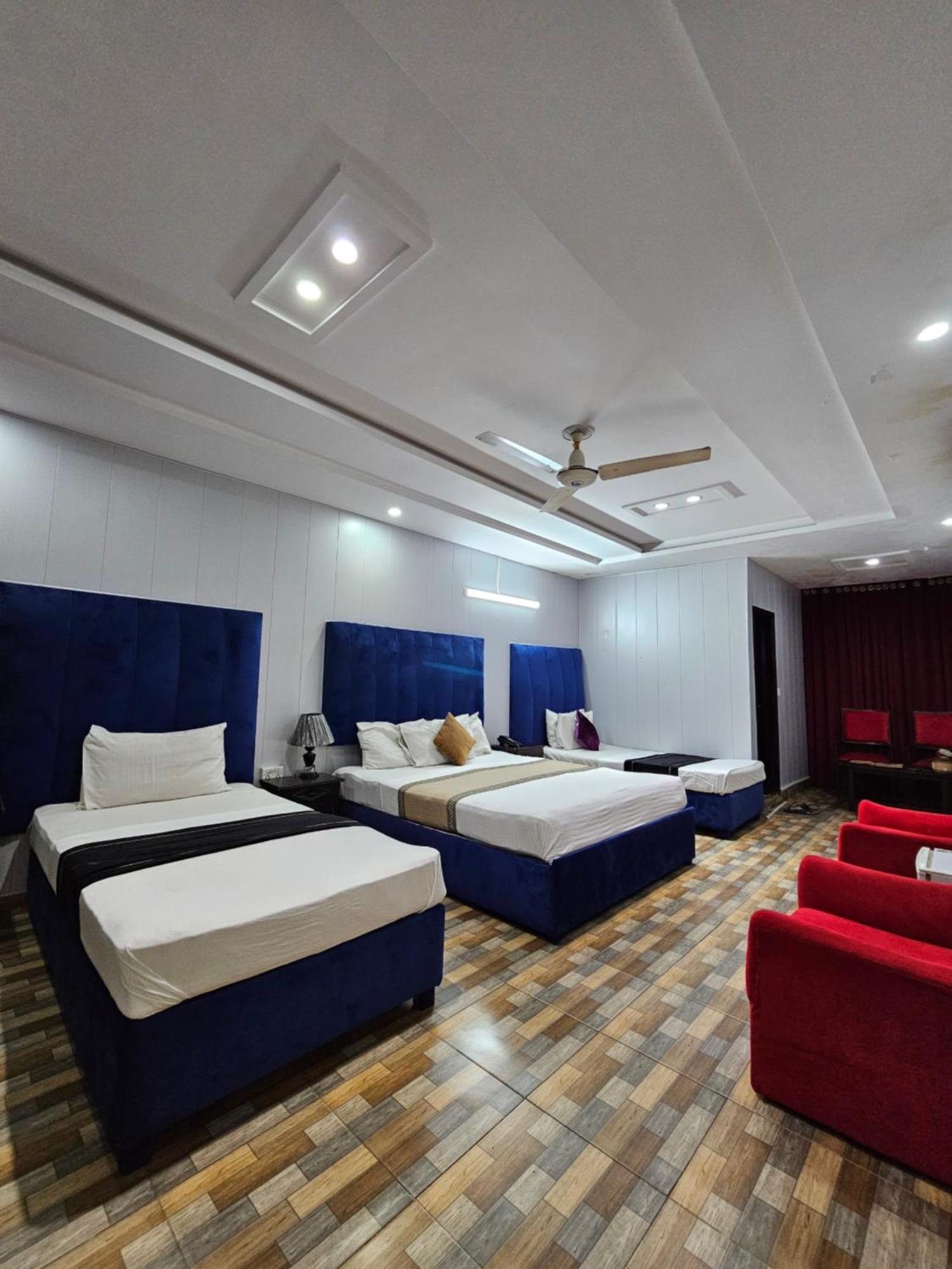 Hotel Tulip Inn, Gulberg Лахор Екстериор снимка