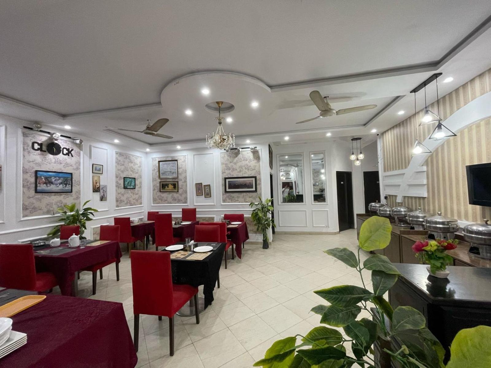 Hotel Tulip Inn, Gulberg Лахор Екстериор снимка