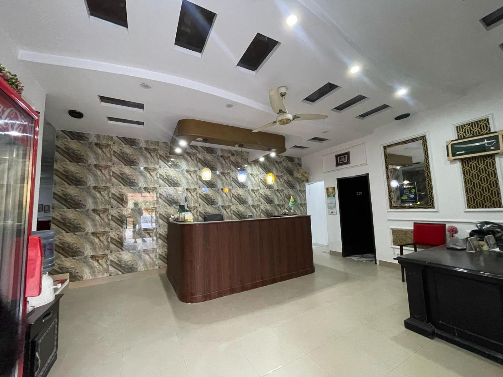 Hotel Tulip Inn, Gulberg Лахор Екстериор снимка