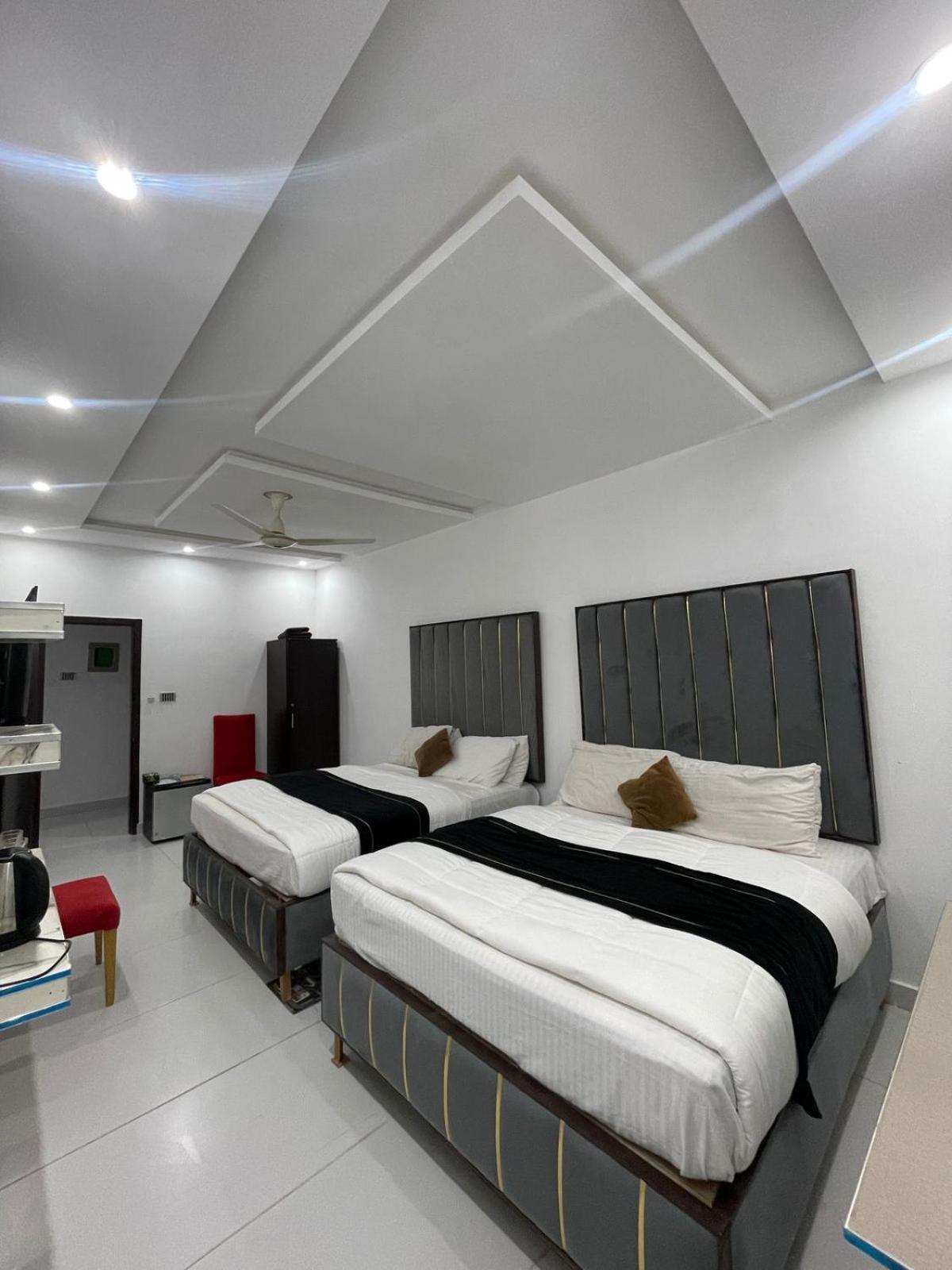 Hotel Tulip Inn, Gulberg Лахор Екстериор снимка