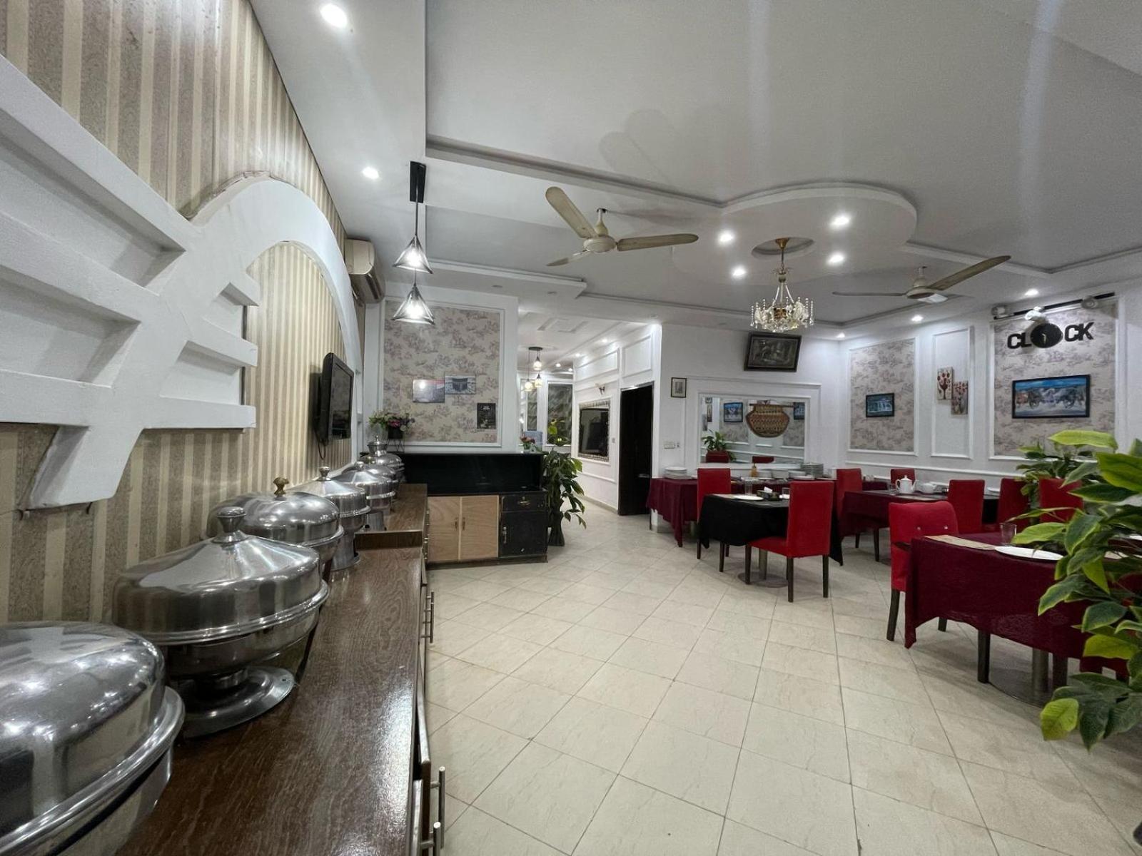 Hotel Tulip Inn, Gulberg Лахор Екстериор снимка