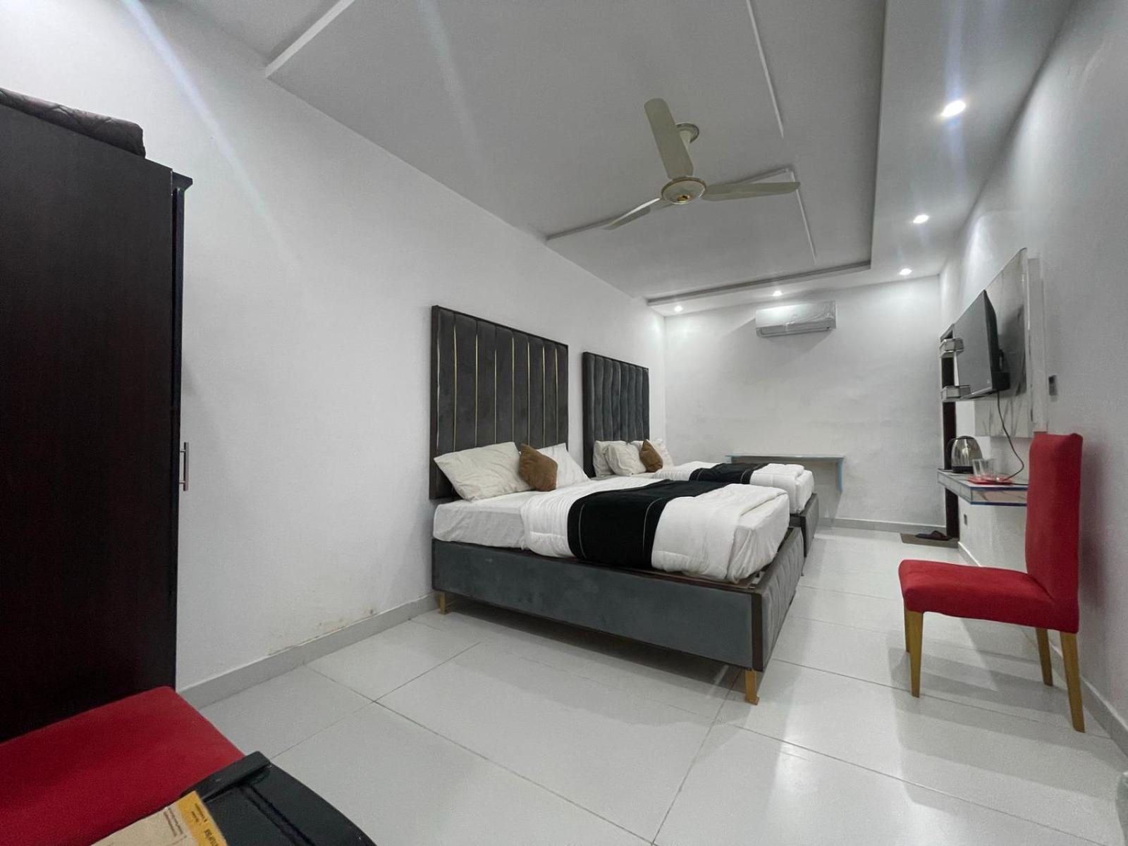 Hotel Tulip Inn, Gulberg Лахор Екстериор снимка